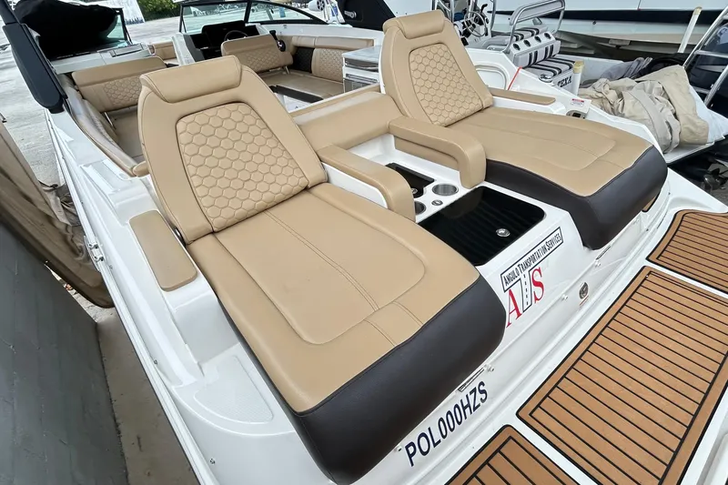 2022 Sea Ray 290 Sdx @ Cancun "angulo" Yacht Photos Pics 2022 Sea Ray SDX 290 boat with luxurious tan seating and sleek design.