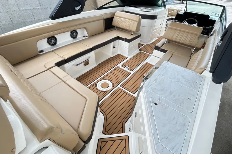 2022 Sea Ray 290 Sdx @ Cancun "angulo" Yacht Photos Pics 2022 Sea Ray SDX 290 boat interior with luxurious seating and wood-style flooring.