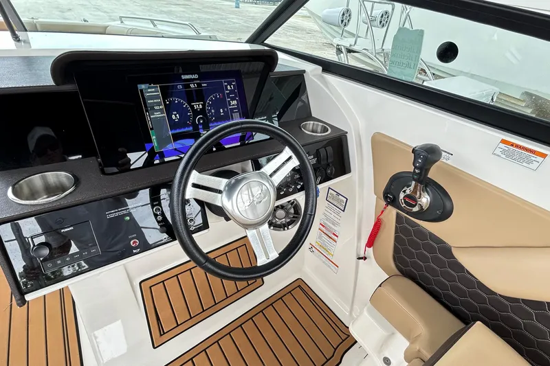 2022 Sea Ray 290 Sdx @ Cancun "angulo" Yacht Photos Pics 2022 Sea Ray SDX 290 helm with modern controls and digital display.