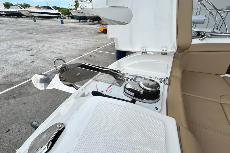 2022 Sea Ray 290 Sdx @ Cancun "angulo" Yacht Photos Pics 2022 Sea Ray SDX 290 boat anchor system with beige seating in a marina setting.