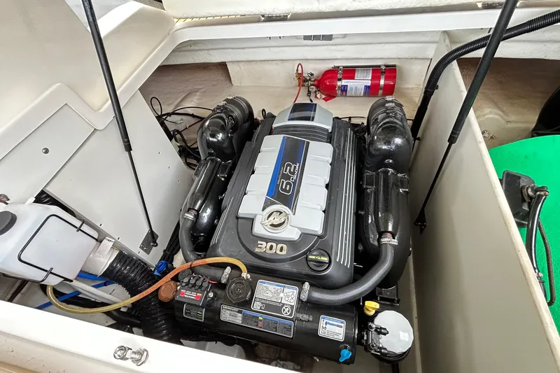 2022 Sea Ray 290 Sdx @ Cancun "angulo" Yacht Photos Pics Engine compartment of 2022 Sea Ray SDX 290 boat with visible fire extinguisher.