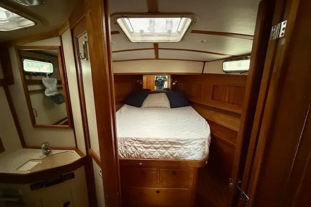 Ocean Baron Yacht Photos Pics Interior of 2001 Sabreline Sedan with cozy bedroom and wooden furnishings.