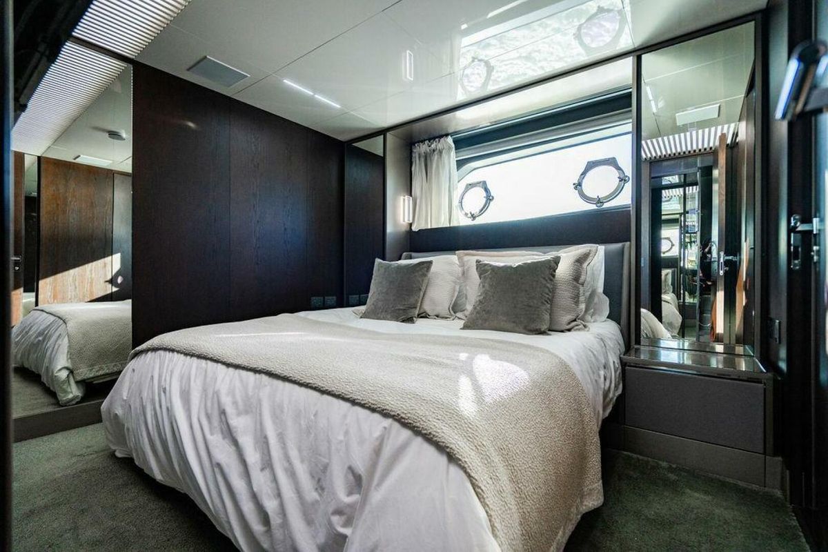 2018 Ferretti Yachts 85 