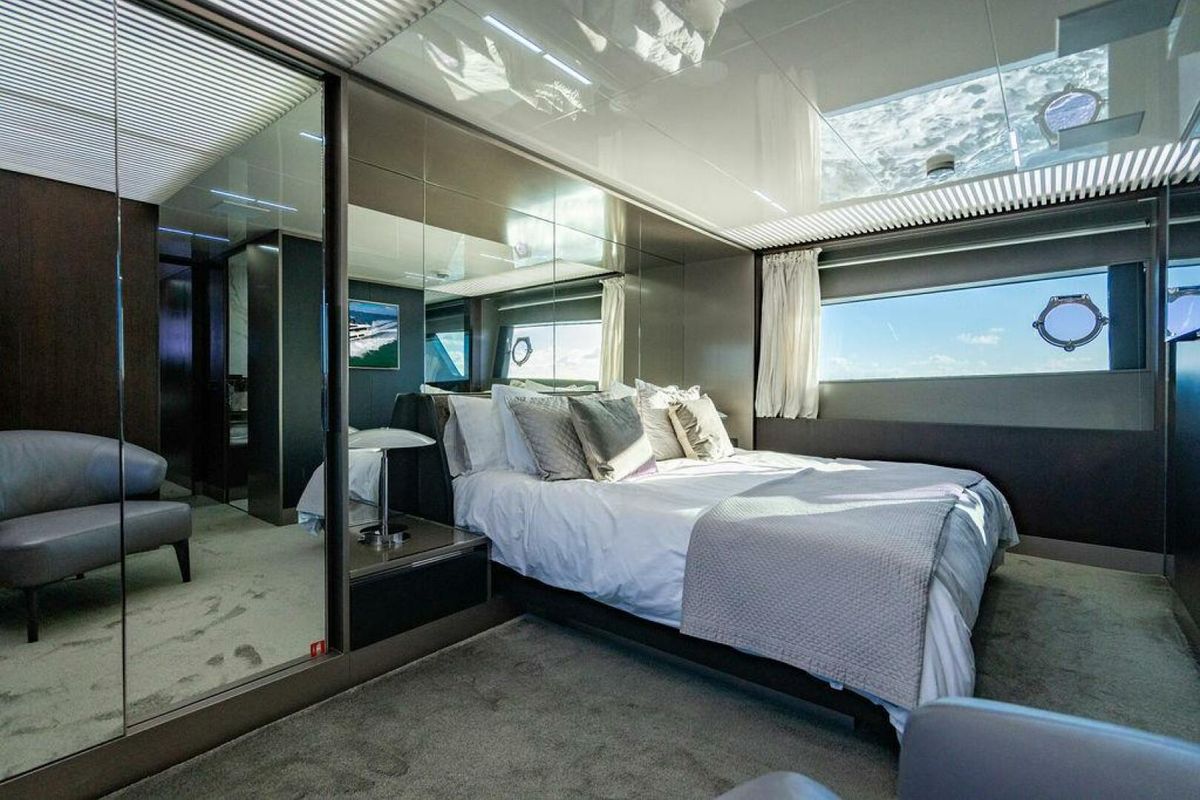 2018 Ferretti Yachts 85 