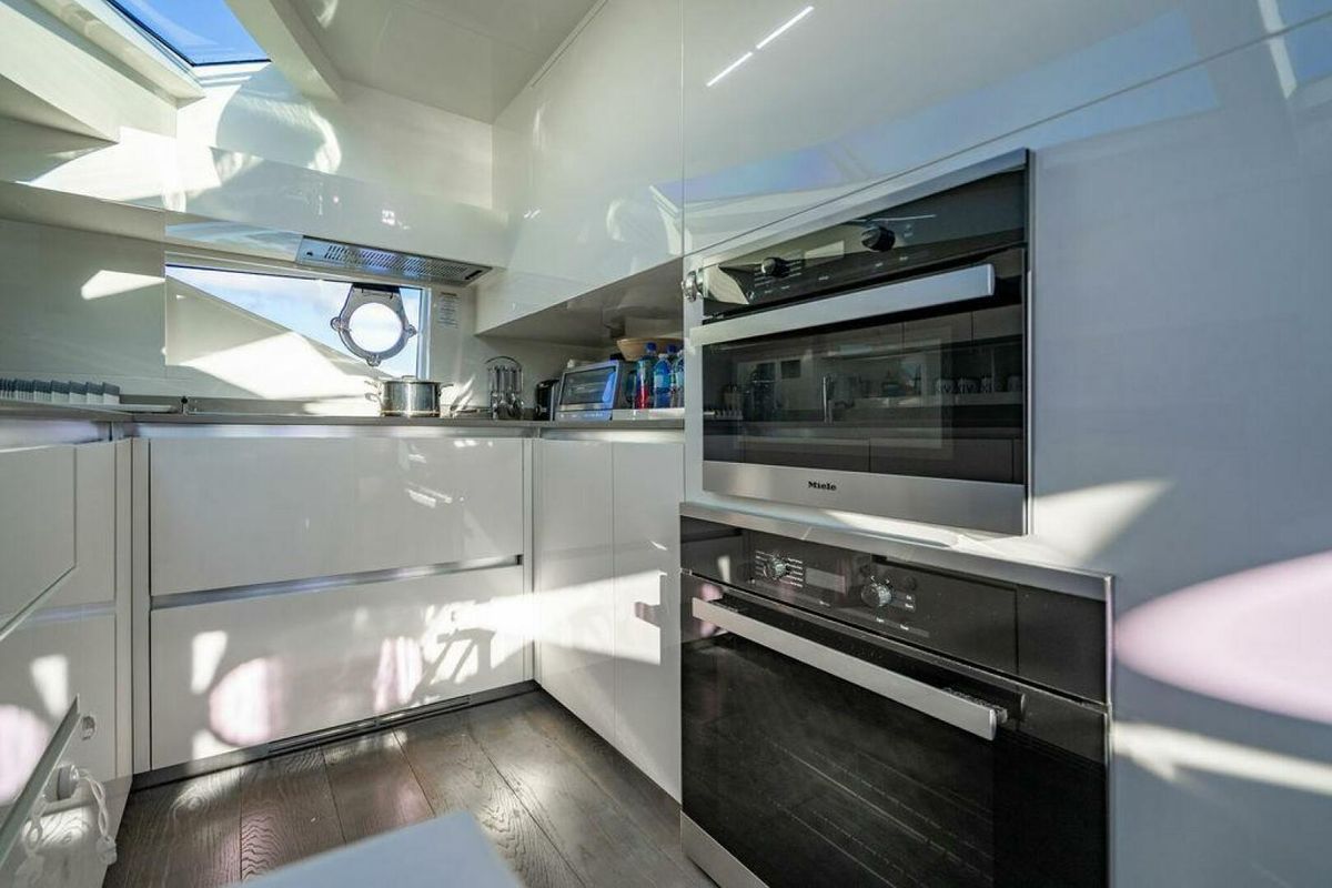2018 Ferretti Yachts 85 