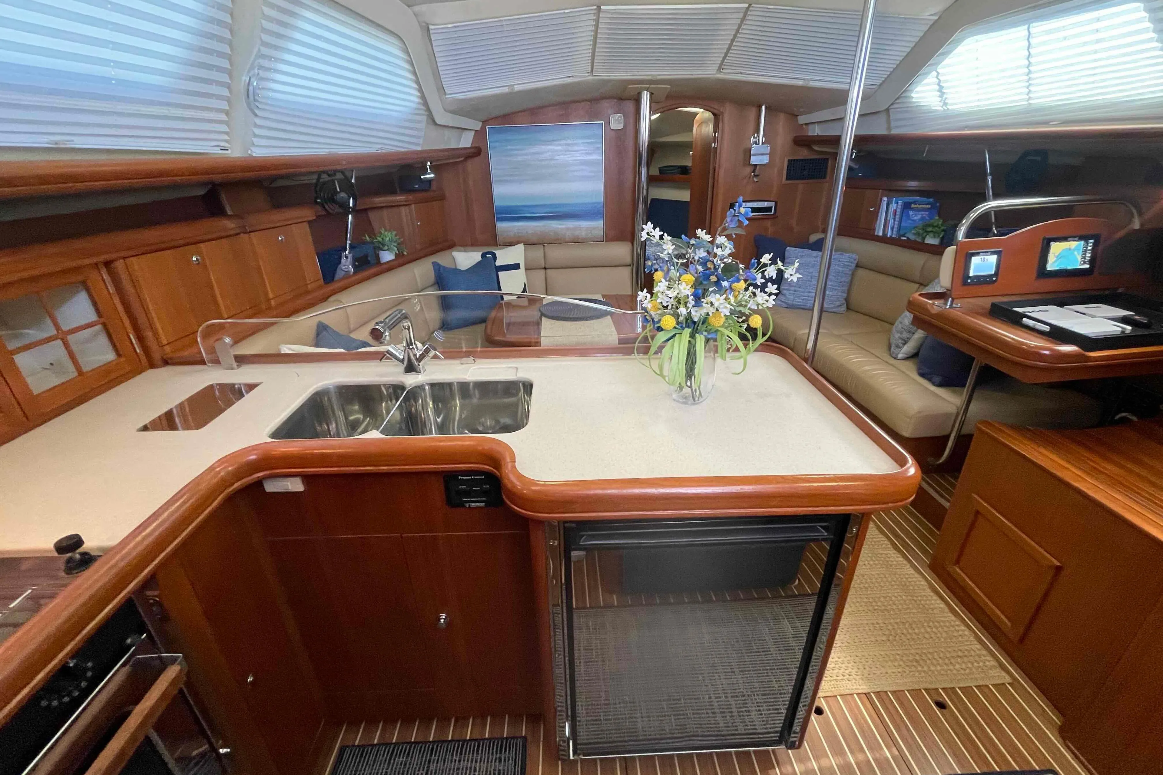 Luxurious interior of 2003 Hunter 426 Deck Salon with modern kitchen and cozy seating area.