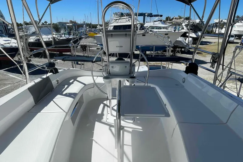 La Veda Yacht Photos Pics Hunter 426 Deck Salon 2003 yacht cockpit with steering wheel and seating area.