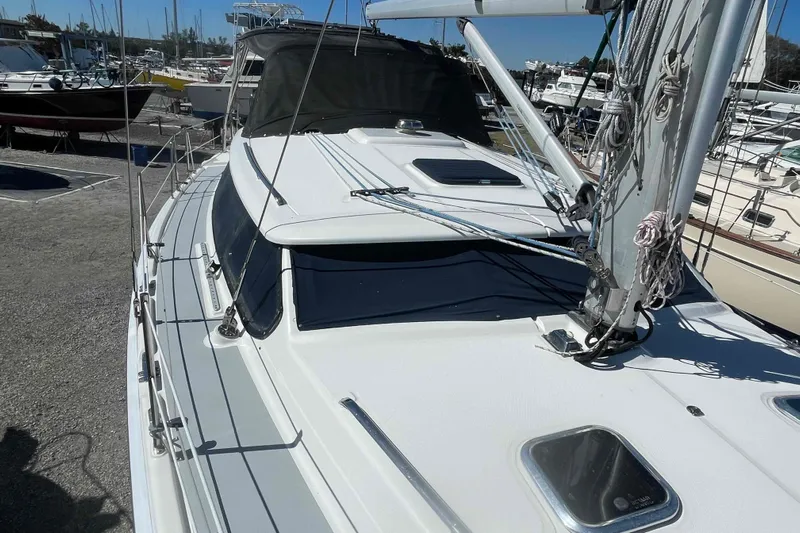 La Veda Yacht Photos Pics Hunter 426 Deck Salon 2003 sailboat docked, showcasing sleek design and rigging details.