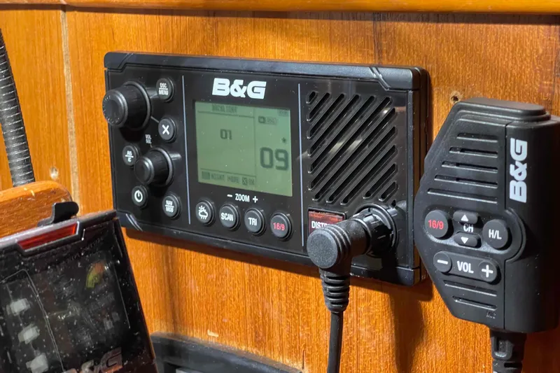 La Veda Yacht Photos Pics B&G marine radio system on 2003 Hunter 426 Deck Salon yacht.