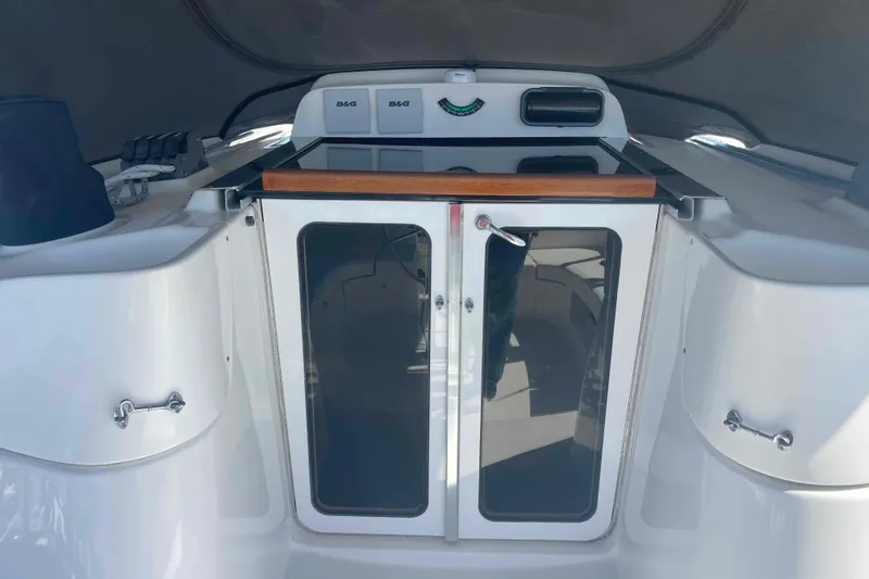 La Veda Yacht Photos Pics Hunter 426 Deck Salon 2003 yacht cockpit with glass doors and navigation equipment.