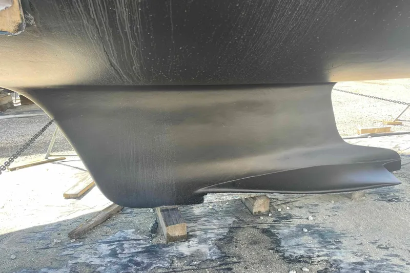 La Veda Yacht Photos Pics 2003 Hunter 426 Deck Salon keel, black finish, on dry dock.