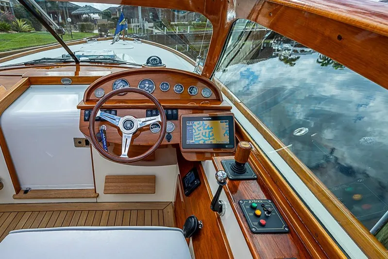 Mareca Yacht Photos Pics 2004 Hinckley Talaria 29 R boat cockpit with wooden dashboard and navigation system.