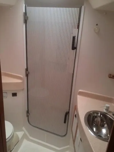 Arlion Yacht Photos Pics Foreward head and vanity