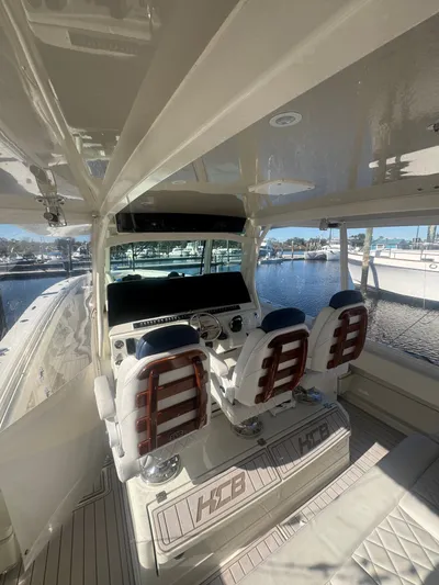 Tradition Yacht Photos Pics Interior of 2016 HCB 53 Sue&ntilde;os yacht with helm station.