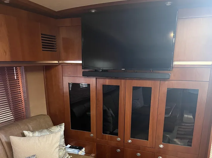  Yacht Photos Pics Interior of 2006 Sea Ray 48 Sundancer with TV and wooden cabinetry.