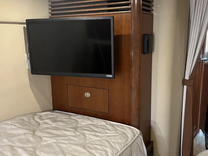  Yacht Photos Pics Interior of 2006 Sea Ray 48 Sundancer with TV and bed.