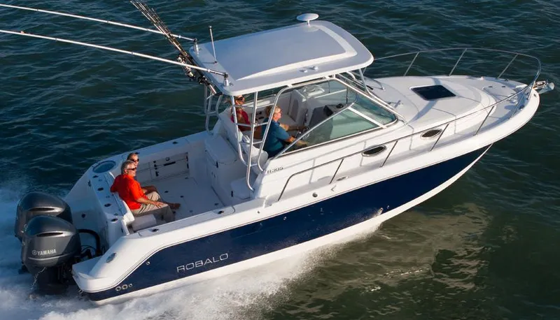  Yacht Photos Pics Manufacturer Provided Image: 2015 Robalo R305 Walkaround boat cruising on water.