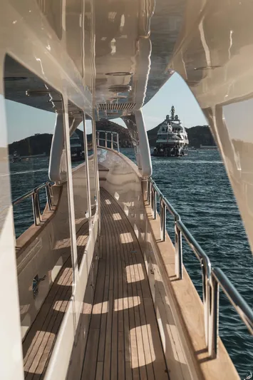 Marques Yacht Photos Pics Luxury yacht Benetti Tradition 100, 2008 model, on open sea.