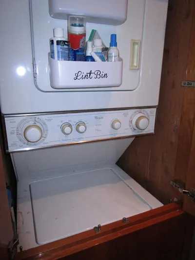 Sedona Yacht Photos Pics Companionway Laundry