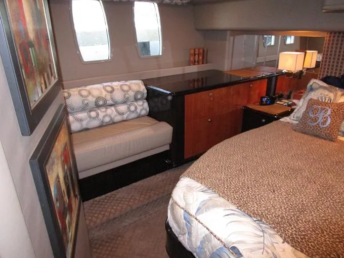 Sedona Yacht Photos Pics Master to Stbd.