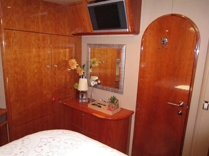 Sedona Yacht Photos Pics Forward VIP Looking Aft