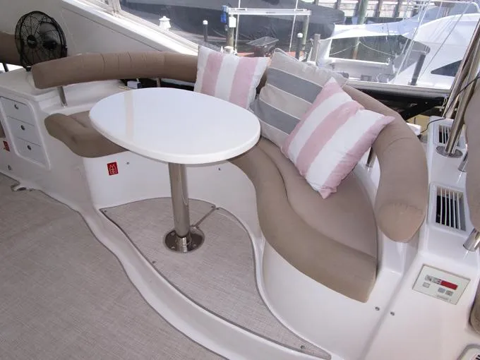 Sedona Yacht Photos Pics Custom Flybridge Dinette