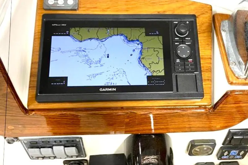 Dulce Yacht Photos Pics Garmin GPS display on 2003 Dyer 29 Soft Top boat dashboard.