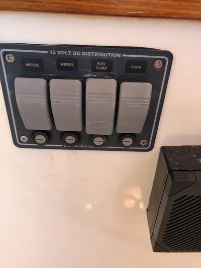 Dulce Yacht Photos Pics 12-volt DC distribution panel on 2003 Dyer 29 Soft Top boat.