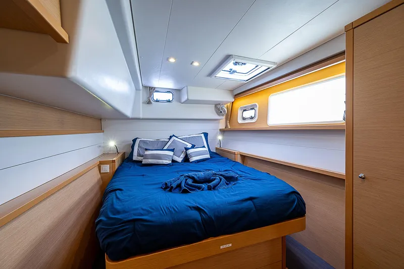 Somewhere Yacht Photos Pics Luxurious cabin interior of 2018 Lagoon 450 yacht with cozy bed and modern design.
