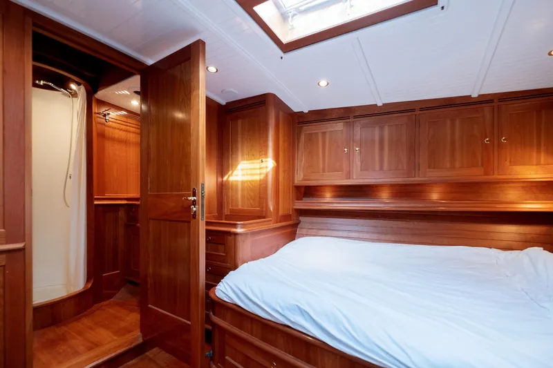 Dixbay Yacht Photos Pics Luxurious wooden cabin interior of 2004 Hoek Classic 73 yacht with bed and storage.