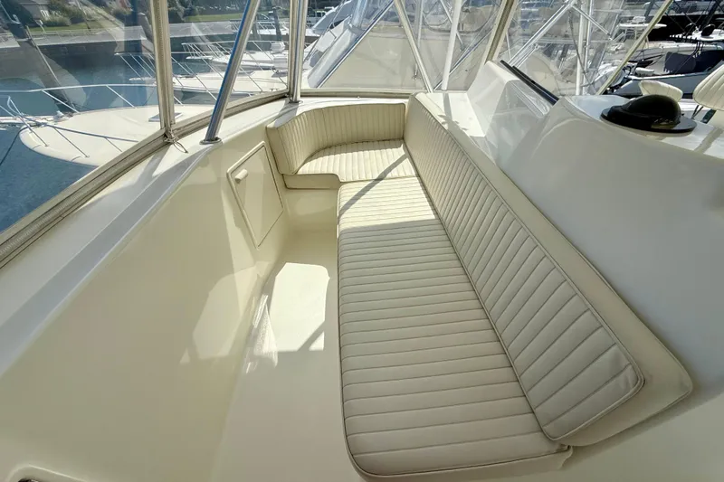  Yacht Photos Pics Luxurious seating area on a 2000 Ocean Yachts 48 boat, featuring cream upholstery.