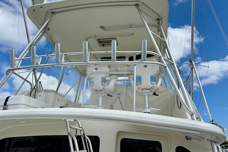  Yacht Photos Pics Ocean Yachts 48, 2000 model, featuring a flybridge with seating, under a clear blue sky.