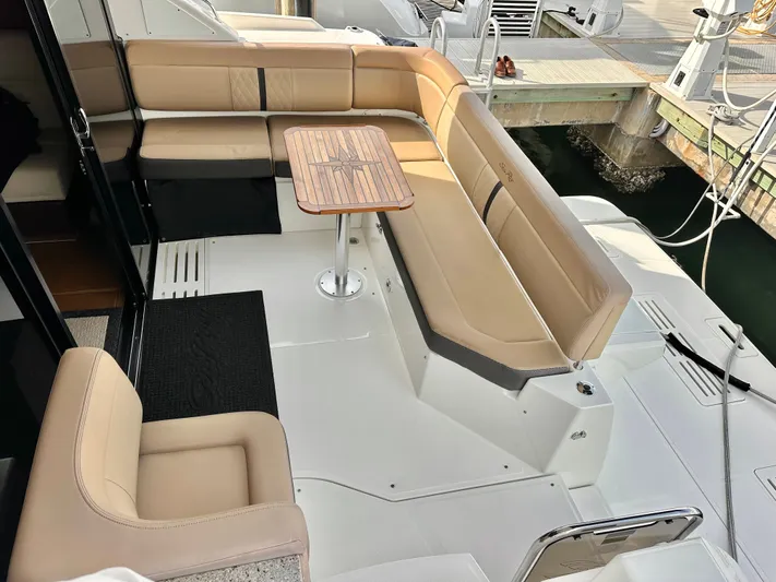  Yacht Photos Pics Interior of a 2016 Sea Ray 400 Sundancer yacht with seating area.