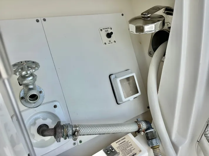  Yacht Photos Pics Close-up of 2016 Sea Ray 400 Sundancer boat equipment.