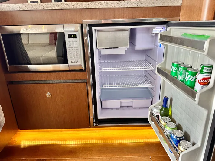  Yacht Photos Pics Sea Ray 400 Sundancer kitchen area with fridge and microwave.