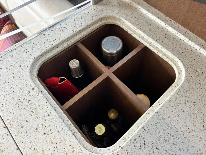  Yacht Photos Pics Beverage holder on Sea Ray 400 Sundancer 2016.