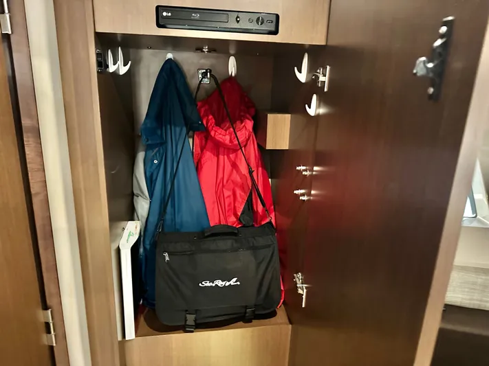  Yacht Photos Pics Interior of Sea Ray 400 Sundancer with jackets and bag.