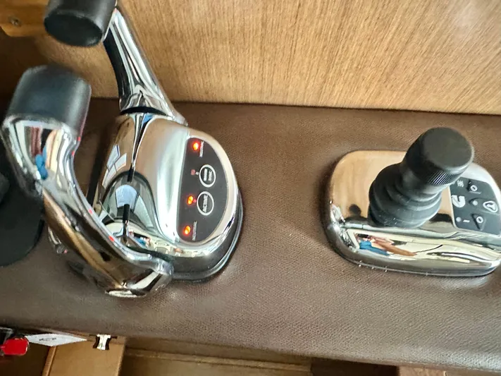  Yacht Photos Pics Sea Ray 400 Sundancer 2016 control panel with joystick and levers.