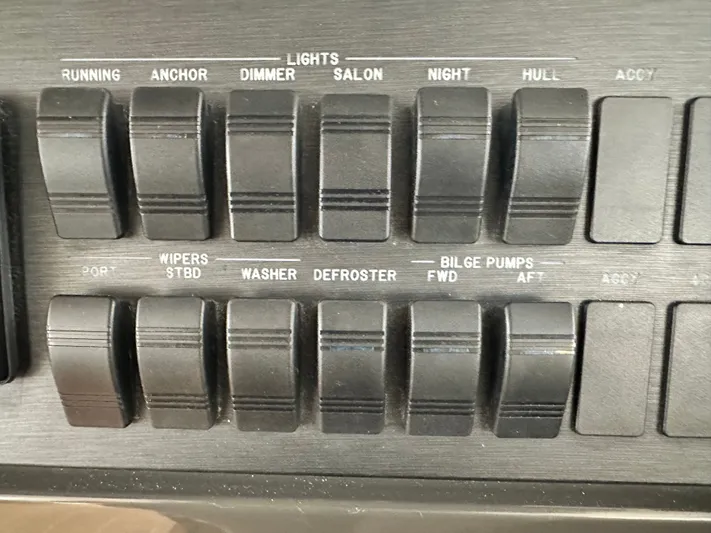  Yacht Photos Pics Control panel of Sea Ray 400 Sundancer 2016.