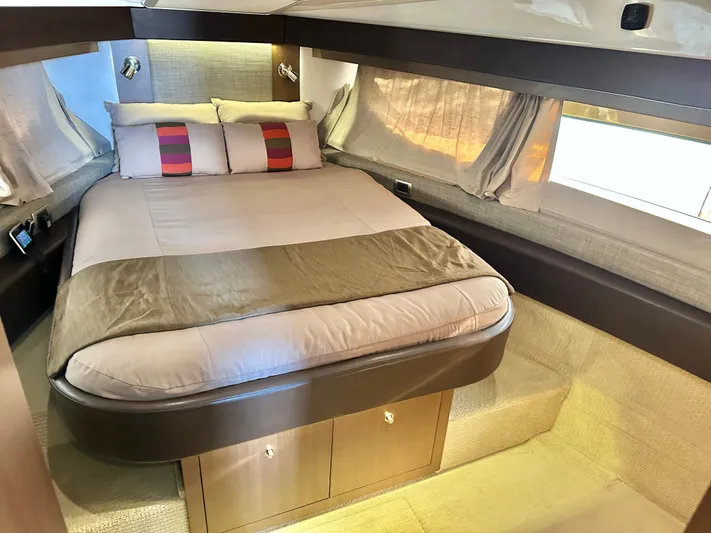  Yacht Photos Pics Luxurious cabin of 2016 Sea Ray 400 Sundancer with cozy bed.