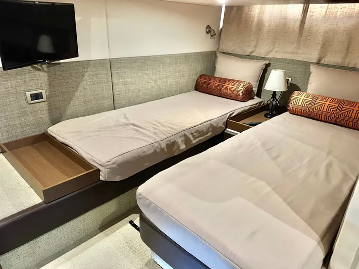  Yacht Photos Pics 2016 Sea Ray 400 Sundancer cabin with twin beds and TV.