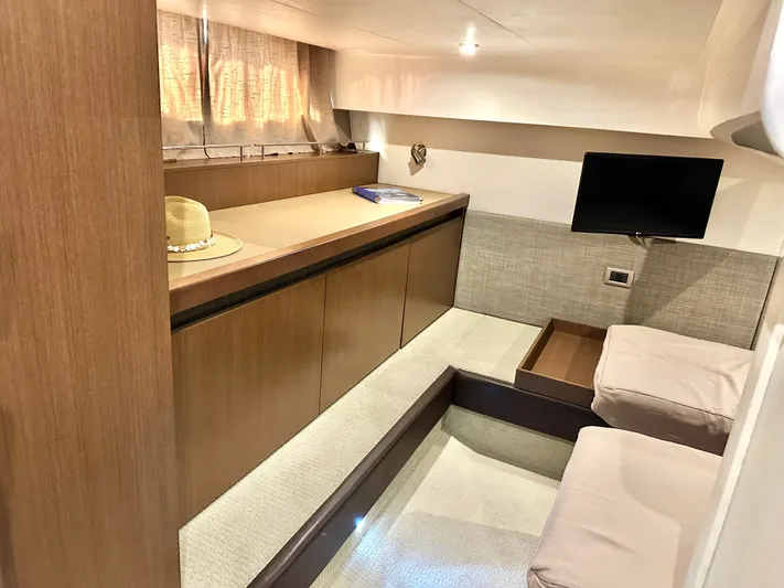  Yacht Photos Pics Interior of 2016 Sea Ray 400 Sundancer with cozy seating area.