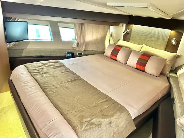  Yacht Photos Pics Luxurious bedroom in a 2016 Sea Ray 400 Sundancer yacht.