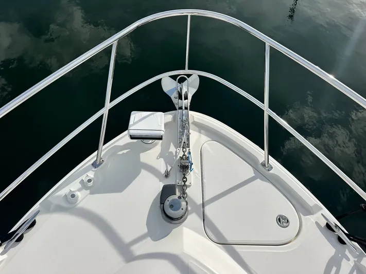  Yacht Photos Pics Bow view of Sea Ray 400 Sundancer yacht, year 2016.