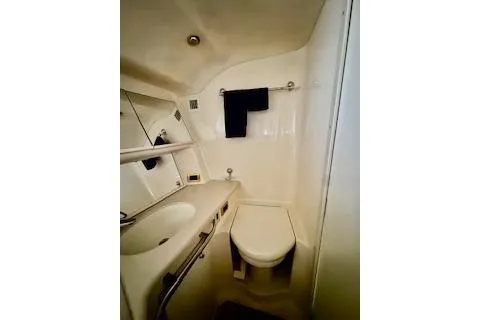 Play It Again Yacht Photos Pics 2001 Sea Ray Sundancer 540 bathroom with sink, mirror, and toilet.