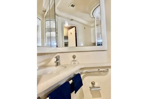 Play It Again Yacht Photos Pics Bathroom interior of 2001 Sea Ray Sundancer 540 yacht with mirror and sink.