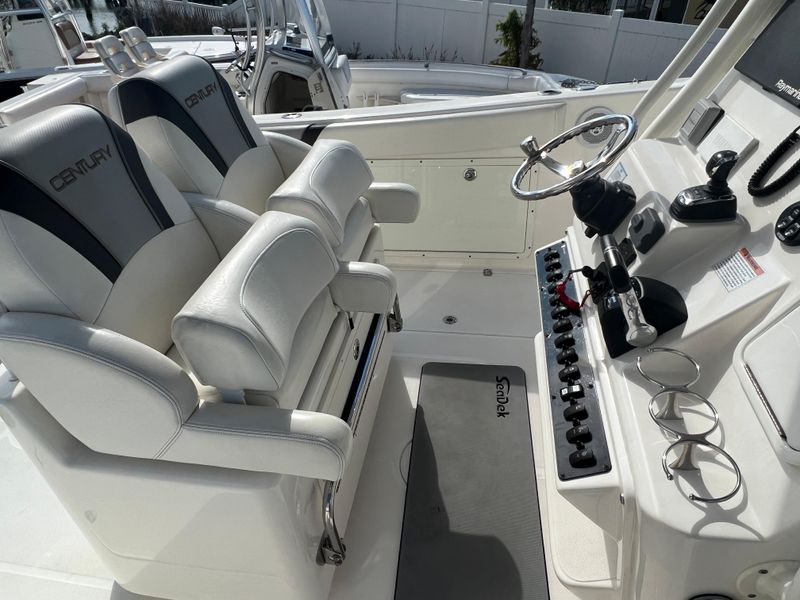 2016 Century 3200 Center Console