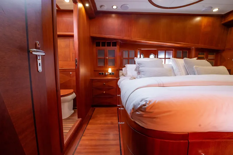 Aragosta Yacht Photos Pics 