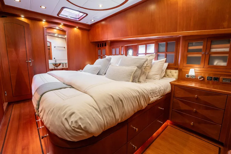 Aragosta Yacht Photos Pics 