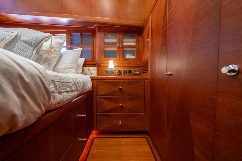 Aragosta Yacht Photos Pics 